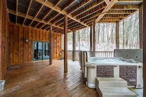 Terrace/patio - Deer's Lair Cabin in Cedar Falls Resort - 4 bedroom, 3.5 bathroom, game room (Sevierville)