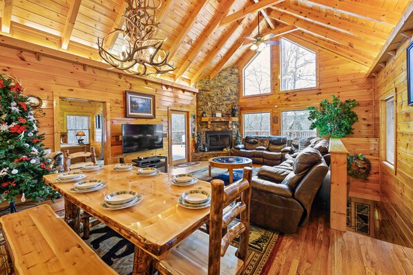 TV, fireplace, video games, table football - Deer's Lair Cabin in Cedar Falls Resort - 4 bedroom, 3.5 bathroom, game room (Sevierville)