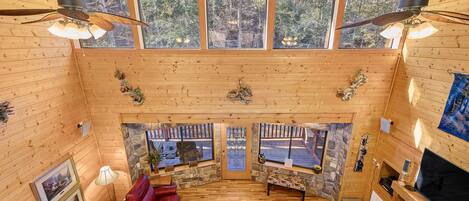 TV connectée, cheminée, jeux vidéo