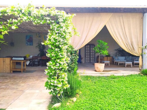 Maison ensoleillée avec piscine et sérénité assurée