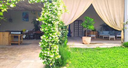 Maison ensoleillée avec piscine et sérénité assurée