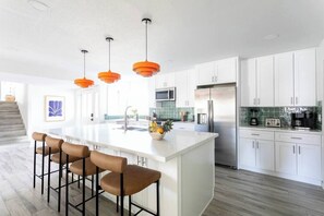 Fridge, microwave, oven, stovetop - MUSICAL HAVEN|KARAOKE STAGE|JUKEBOX|INSTRUMENTS+! (Tempe)