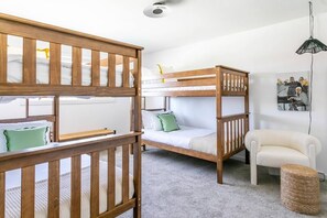 6 Schlafzimmer, Schreibtisch, Bügeleisen/Bügelbrett, Reisekinderbett