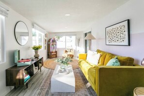 TV, stereo, offices - MUSICAL HAVEN|KARAOKE STAGE|JUKEBOX|INSTRUMENTS+! (Tempe)