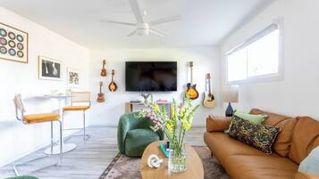 Televisión, estéreo y oficina