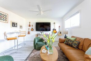 TV, stereo, offices - MUSICAL HAVEN|KARAOKE STAGE|JUKEBOX|INSTRUMENTS+! (Tempe)