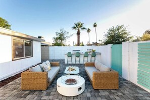 Outdoor dining - MUSICAL HAVEN|KARAOKE STAGE|JUKEBOX|INSTRUMENTS+! (Tempe)