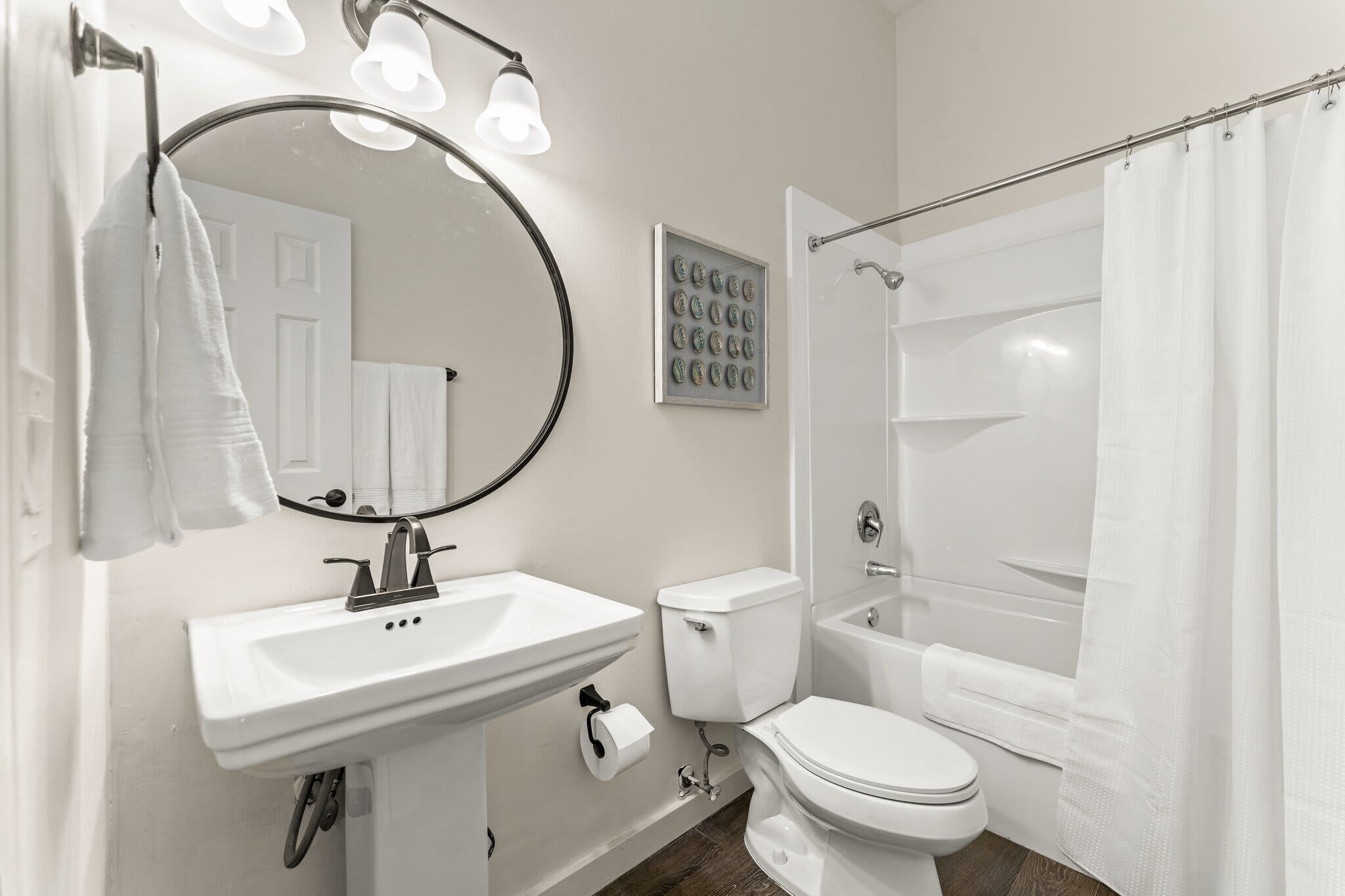 Douche, sèche-cheveux, serviettes fournies