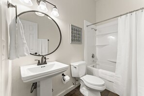 Shower, hair dryer, towels - Beachside Pet Friendly Retreat|New Grass|Laundry (Panama City Beach)