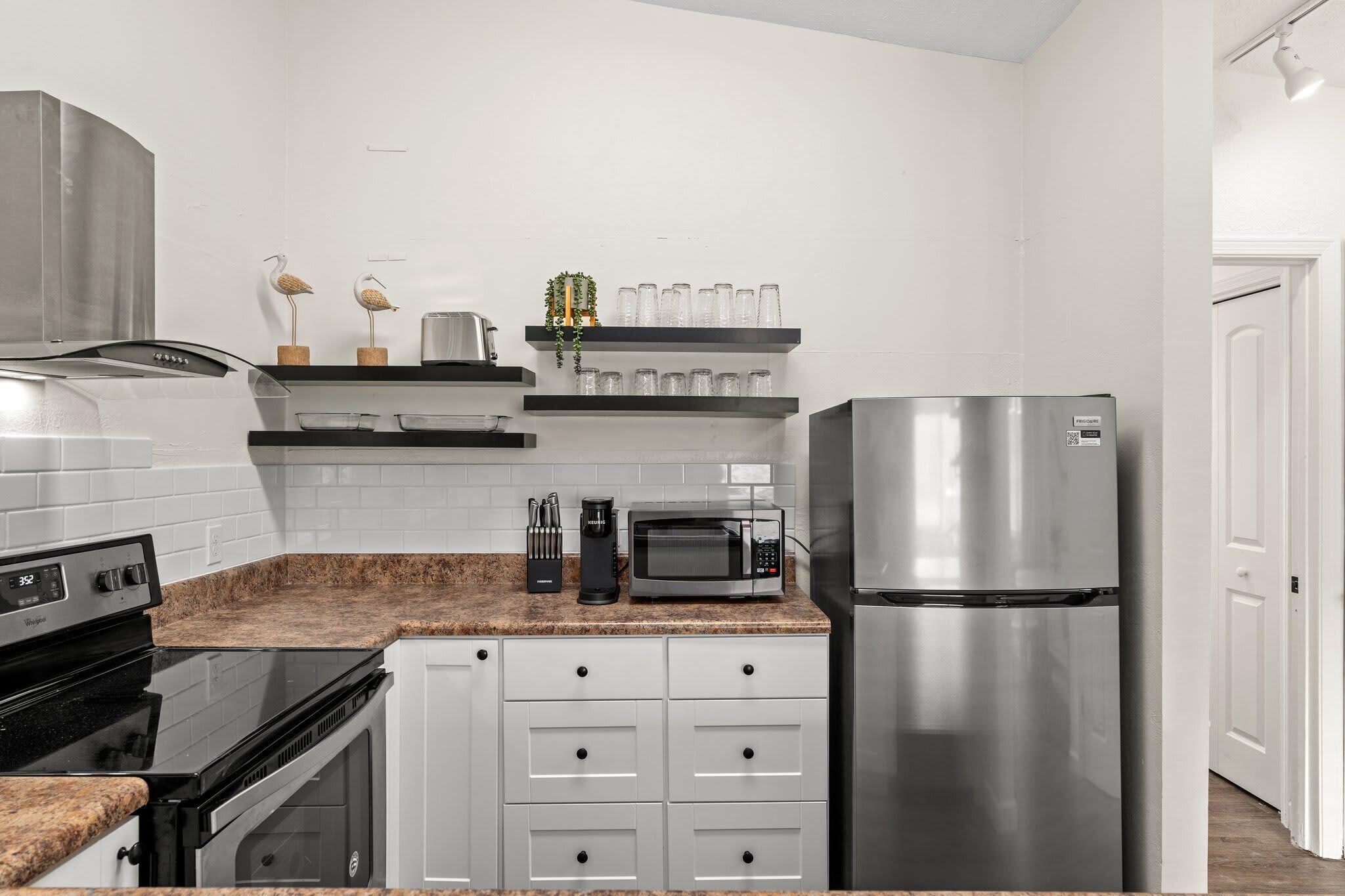 Kjøleskap, mikrobølgeovn, ovn og kokeplater