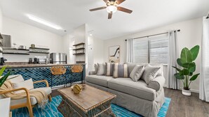 Eine moderne Küche mit weißen Schränken, einem eingebauten Backofen und einem Edelstahl-Kühlschrank.