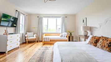 7 slaapkamers, een bureau, een strijkplank/strijkijzer, reisbedje