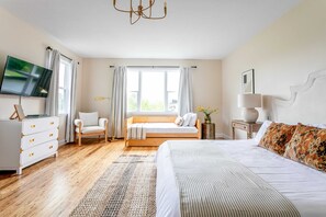 7 chambres, bureau, fer et planche à repasser, lit parapluie