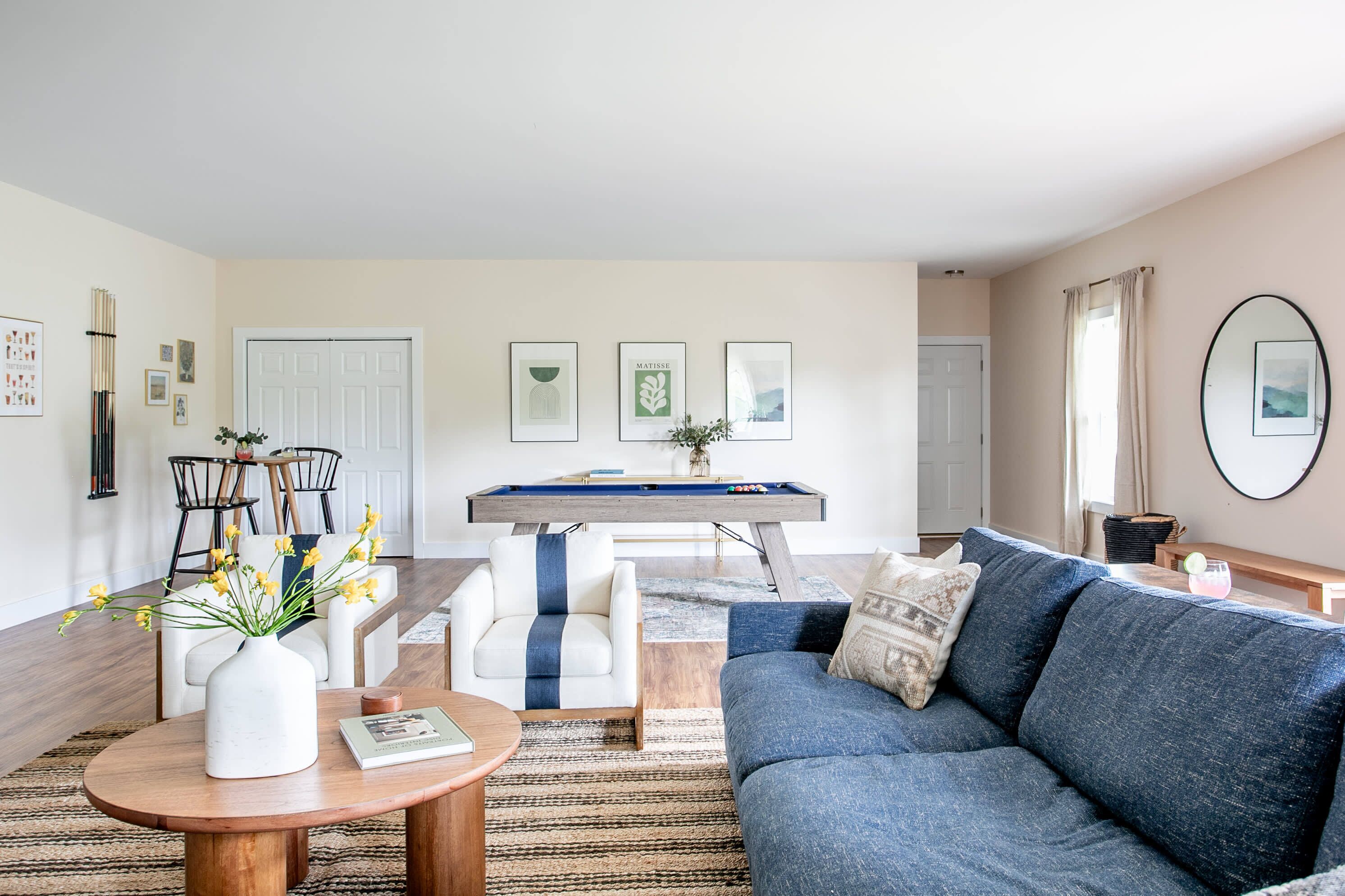 Una televisión, una oficina