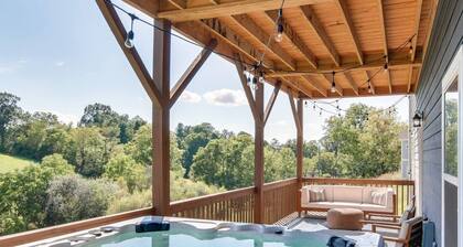 Serene Luxury Retreat| Hot Tub|Views