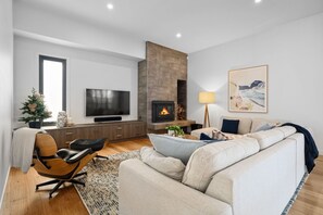 Smart TV, fireplace, books - MAGNIFICENT MAX, SUPERB HOLIDAY LUXURY, ST ANDREWS BEACH, OCEANSIDE, GOLF! (St Andrews Beach)