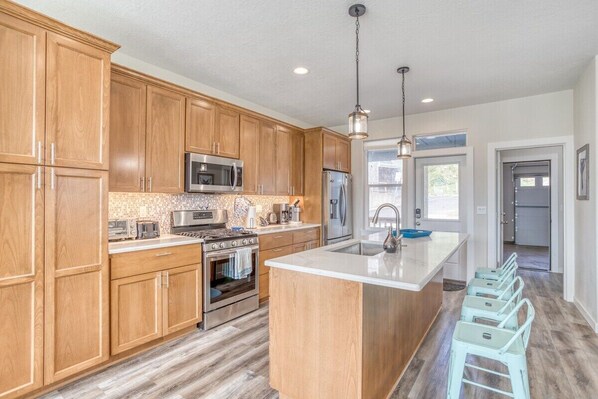 Fridge, microwave, oven, stovetop - Oceanview Includes Arcade the Whale Tale and Arcade! (Depoe Bay)