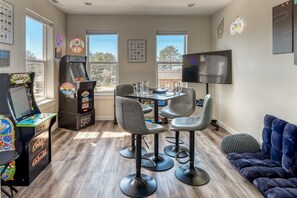 Games room - Oceanview Includes Arcade the Whale Tale and Arcade! (Depoe Bay)