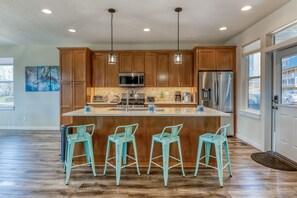 Geladeira, micro-ondas, fogão, cooktop