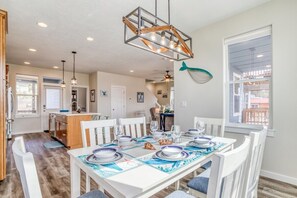 Dining - Oceanview Includes Arcade the Whale Tale and Arcade! (Depoe Bay)