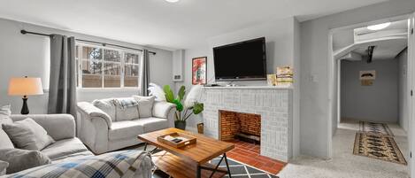 Älytelevisio, takka, pöytäjalkapallopöytä, pöytätennispöytä