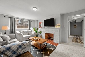 Smart-tv, eldstad, bordsfotboll och ett bordtennisbord