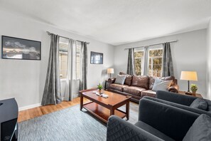 Smart-tv, eldstad, bordsfotboll och ett bordtennisbord