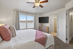 2 Schlafzimmer, Schreibtisch, Bügeleisen/Bügelbrett, Reisekinderbett
