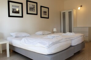 4 bedrooms, iron/ironing board, WiFi, bed sheets