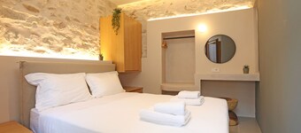 Siroa Tranquil - A minimalistic chic house in the heart of Hermoupoli