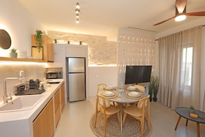 Fridge, microwave, coffee/tea maker, electric kettle - Siroa Tranquil - A minimalistic chic house in the heart of Hermoupoli (Ermoupoli)