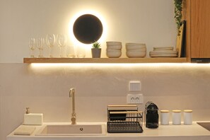 Fridge, microwave, coffee/tea maker, electric kettle - Siroa Tranquil - A minimalistic chic house in the heart of Hermoupoli (Ermoupoli)