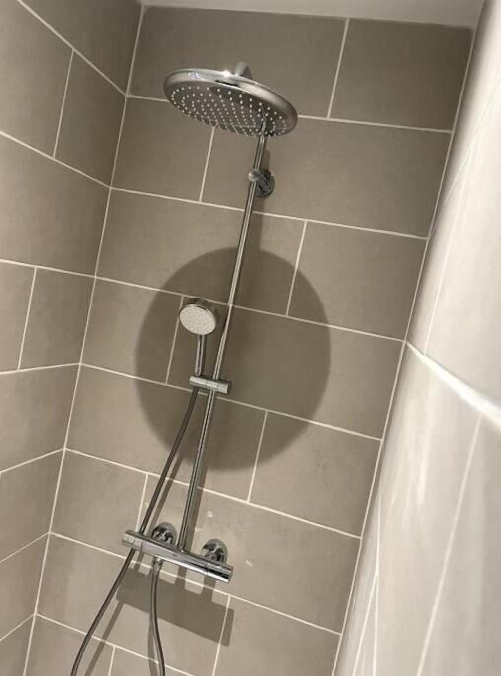 Een bubbelbad, een haardroger, handdoeken, zeep