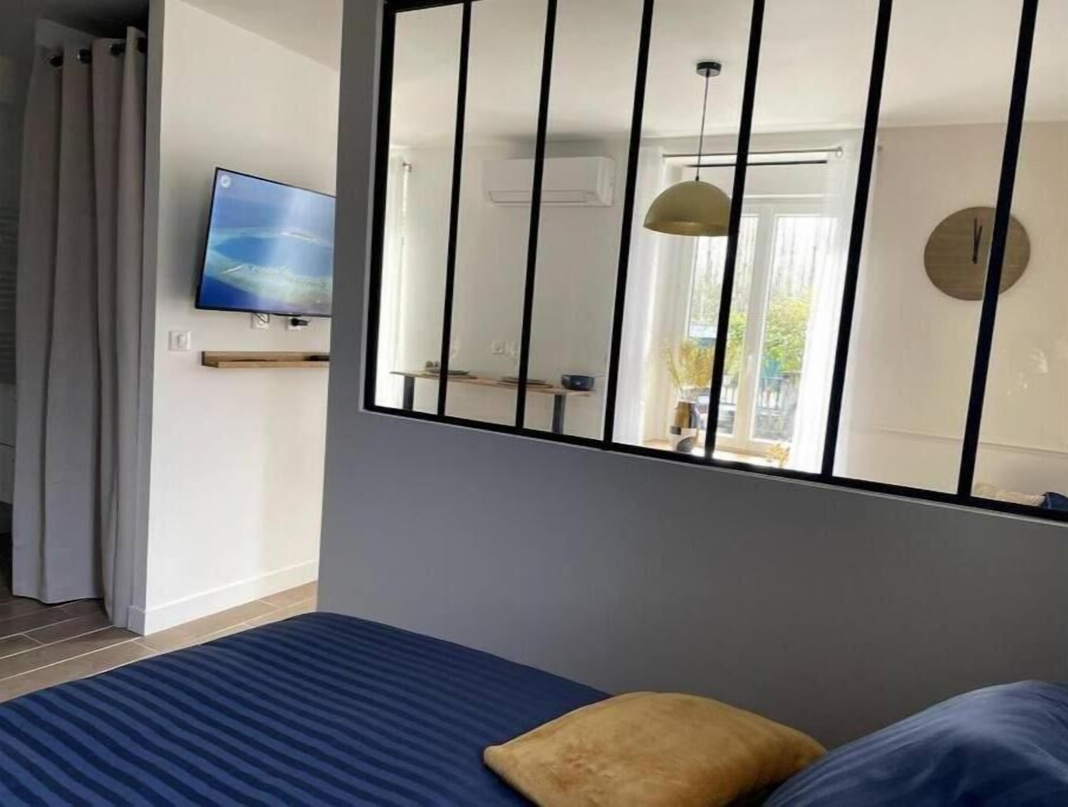 1 quarto, ferros/tábuas de passar roupa, berço de viagem