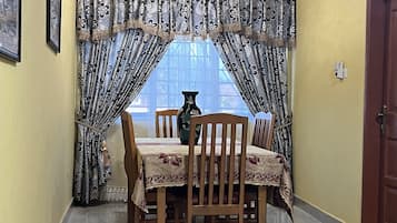 Executive House, 2 Bedrooms, Garden Area | In-room dining