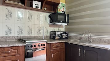 Executive House, 2 Bedrooms, Garden Area | Private kitchen | Toaster