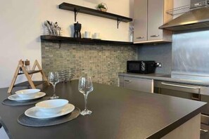 Microwave, oven, stovetop, dishwasher - Modern Oasis / Central Location (Birmingham)