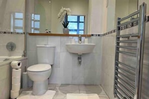 Bidet, håndklæder, Sæbe, Toiletpapir