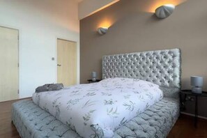 1 bedroom, iron/ironing board, WiFi, bed sheets - Modern Oasis / Central Location (Birmingham)