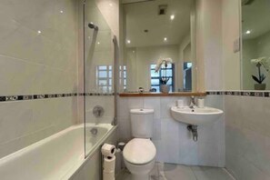 Bidet, toallas, jabón, papel de baño