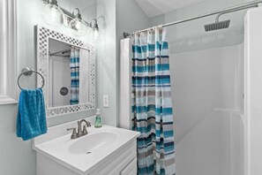 Douche, séchoir à cheveux, serviettes fournies