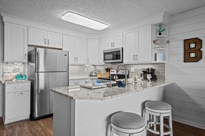 Kylskåp, mikrovågsugn, ugn och spishäll