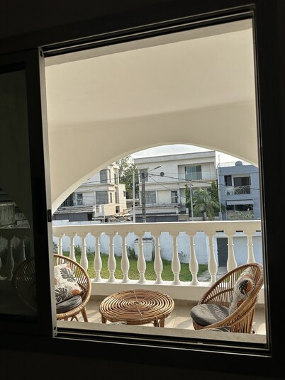 Villa Charmante Avec 3 Chambres et Salles de Bains Privées au Centre D'abidjan !