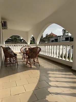 Outdoor dining - Villa Charmante Avec 3 Chambres et Salles de Bains Privées au Centre D'abidjan ! (Abidjan)