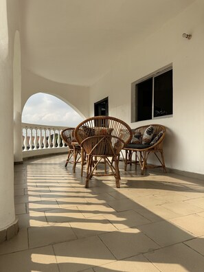 Outdoor dining - Villa Charmante Avec 3 Chambres et Salles de Bains Privées au Centre D'abidjan ! (Abidjan)