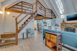 House (2 Bedrooms) | Interior - Arrowhead Lake Access: Cabin w/ Resort Amenities (Pocono Lake)