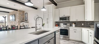 Near Shangri-la: Lake-view Monkey Island Home!