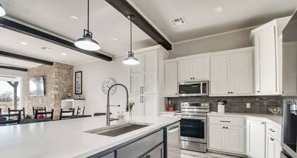 Near Shangri-la: Lake-view Monkey Island Home!