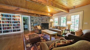 TV, fireplace, ping pong, books