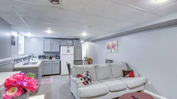 Apartment (2 Bedrooms) | Front of property